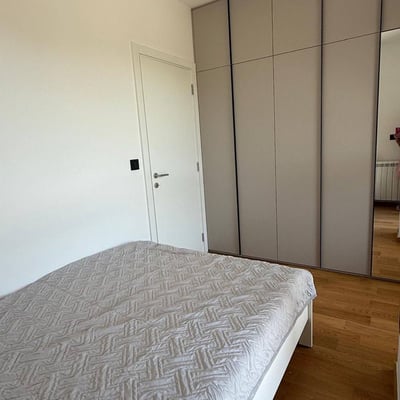 Alquiler de un apartamento nuevo de 3 habitaciones cerca del centro, 78 m², Belgrado, Serbia